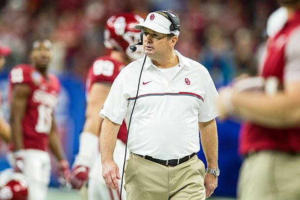 Oklahoma Sooners head coach Bob Stoops walks the sideline during the Sugar Bowl game between the Auburn Tigers and the Oklahoma Sooners on January 02, 2017,